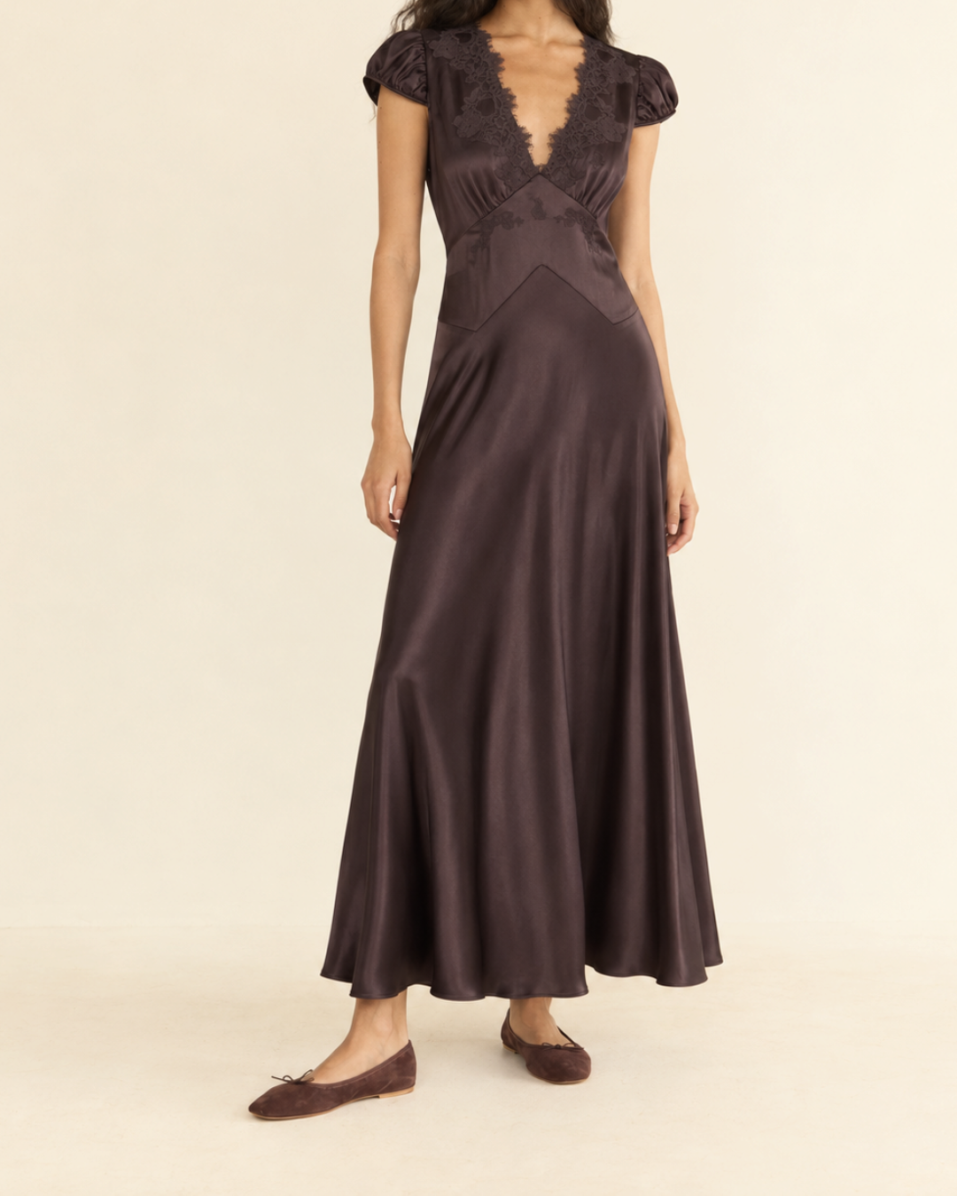 Robe midi Merci Paris Dôen Coraline en satin de soie marron foncé avec décolleté en V et détails en dentelle