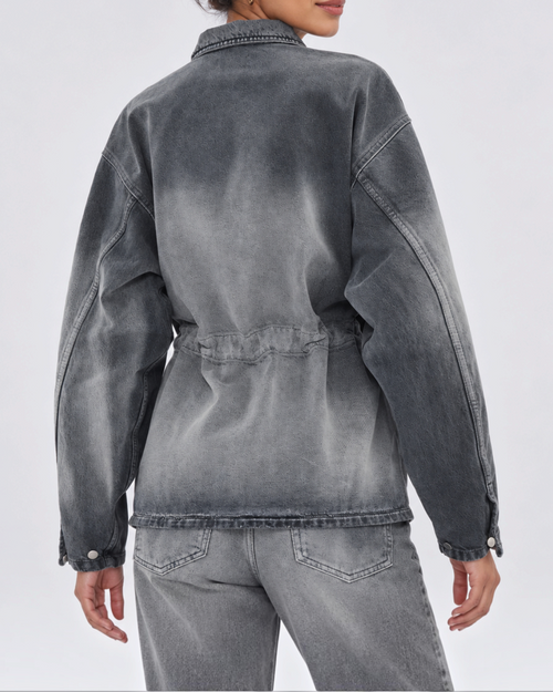 Vue arrière de la chemise Legacy Haikure en denim gris délavé avec dos froncé ajustable, portée par une femme