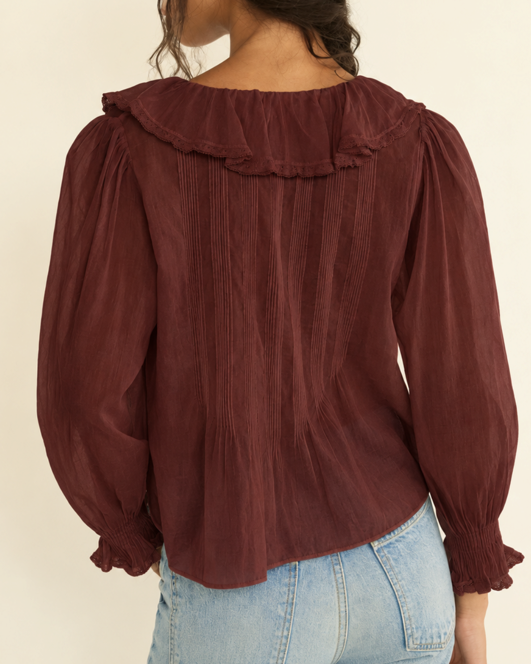 Vue arrière de la blouse Merci Paris Dôen Hardy rouge en voile de coton avec col volanté et manches bouffantes
