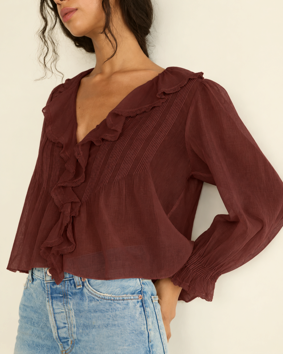Blouse Hardy Merci Paris rouge en voile de coton biologique avec volants en dentelle et manches longues volumineuses