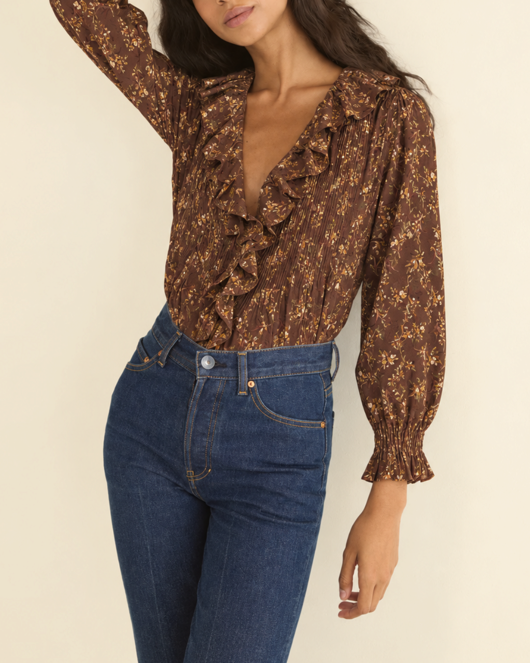 Blouse Merci Paris Doen Hardy marron à imprimé floral, col volanté, manches longues et détails en dentelle.
