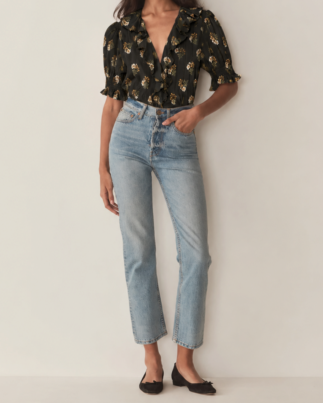 Blouse Merci Paris Dôen Henri noire en coton biologique avec volants en dentelle et manches bouffantes portée