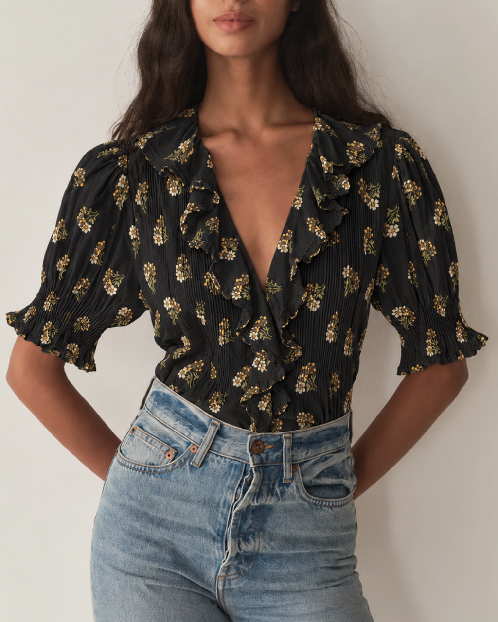 Blouse Merci Paris Dôen Henri noire à fleurs avec col volanté en dentelle et manches bouffantes en coton biologique