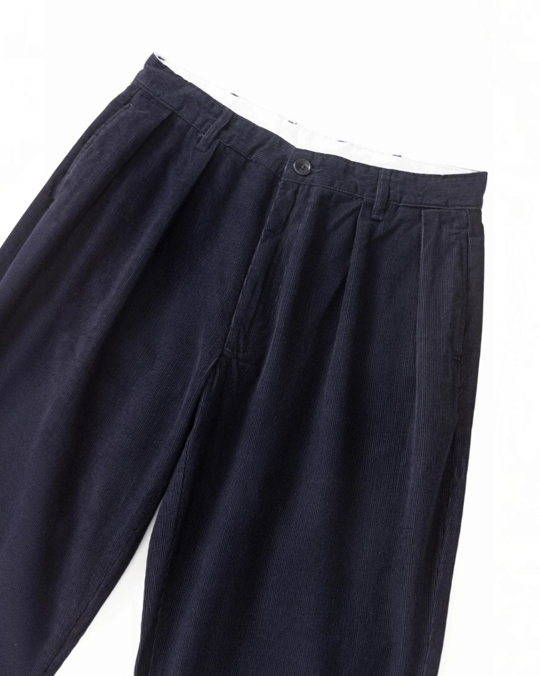 Pantalon en velours bleu marine Service Works disponible chez Merci Paris, coupe décontractée avec taille à pinces