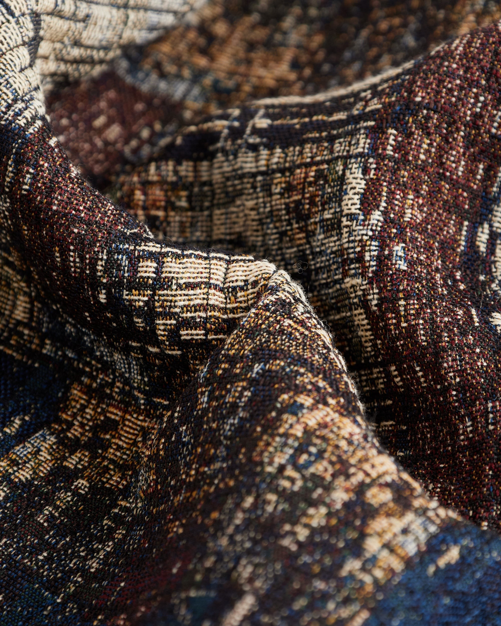 Gros plan sur le tissu jacquard italien multicolore marron de la veste réversible Swit Dream de Merci Paris
