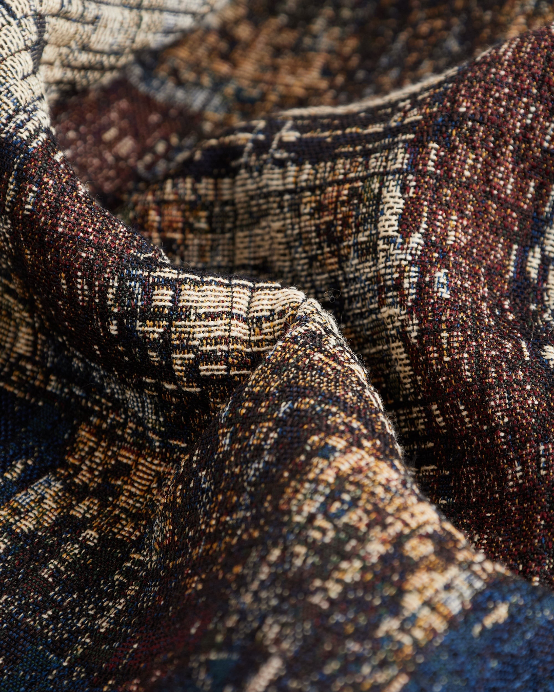 Gros plan sur le tissu jacquard italien multicolore marron de la veste réversible Swit Dream de Merci Paris