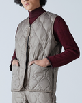 Homme portant un gilet matelassé Merci Paris Taion couleur moka avec col en V, zip et tissu ripstop