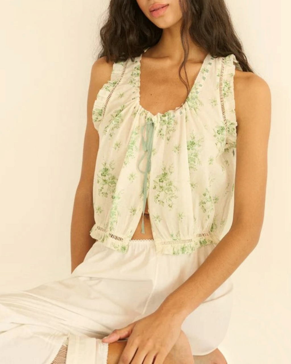 Blouse Dôen Traveler Merci Paris en voile de coton biologique blanc à imprimé floral vert avec détails ajourés