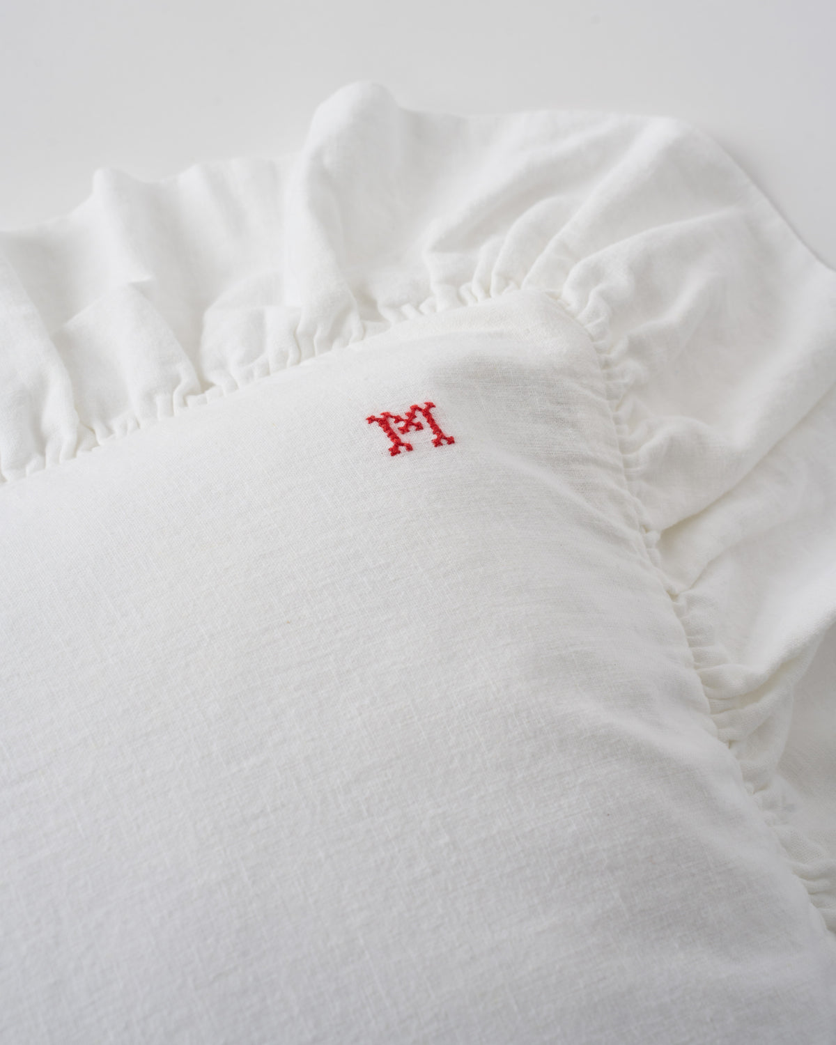 Merci - Embroidered linen pillowcase - 01 Ruched
