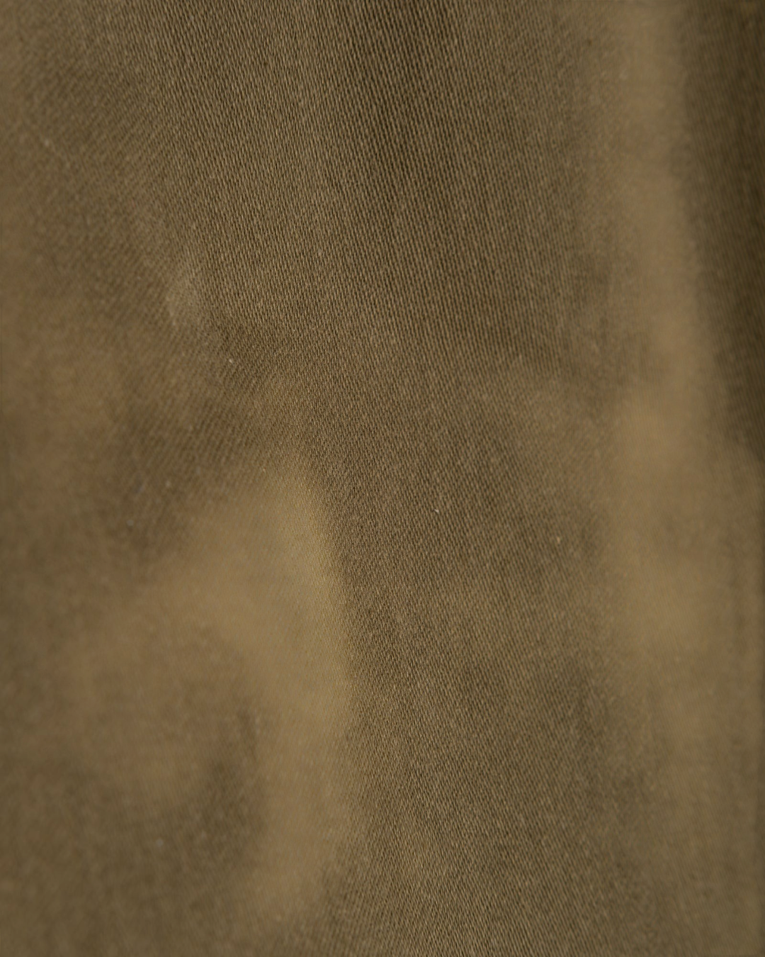 Gros plan sur la texture du coton ciré couleur shitake de la veste Airborne de Merci Paris par Girls Of Dust