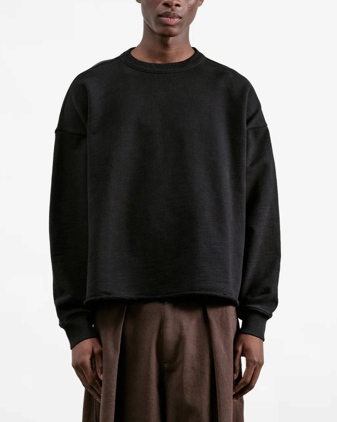 Sweat-shirt oversize noir Merci Paris en coton bouclette avec col rond et ourlet brut porté par un mannequin