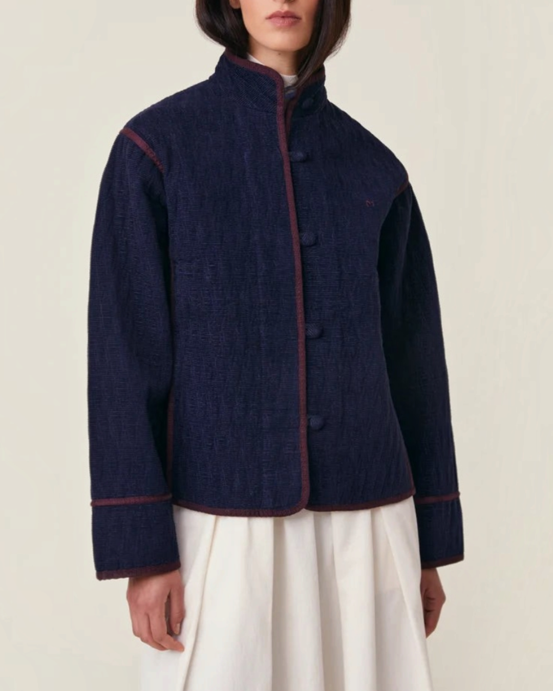Veste Marianne Merci Paris en velours de coton bleu marine texturé avec passepoil contrastant et boutons recouverts