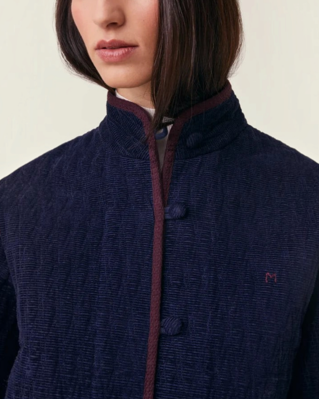 Veste Marianne Merci Paris en velours de coton bleu marine avec passepoil contrastant et boutons recouverts