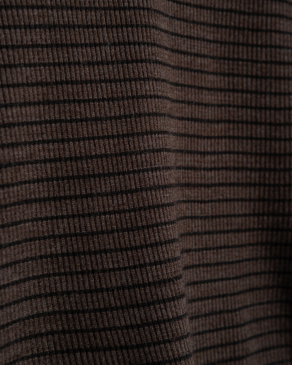 Gros plan sur la maille côtelée rayée marron et noire du pull col roulé Girls Of Dust chez Merci Paris