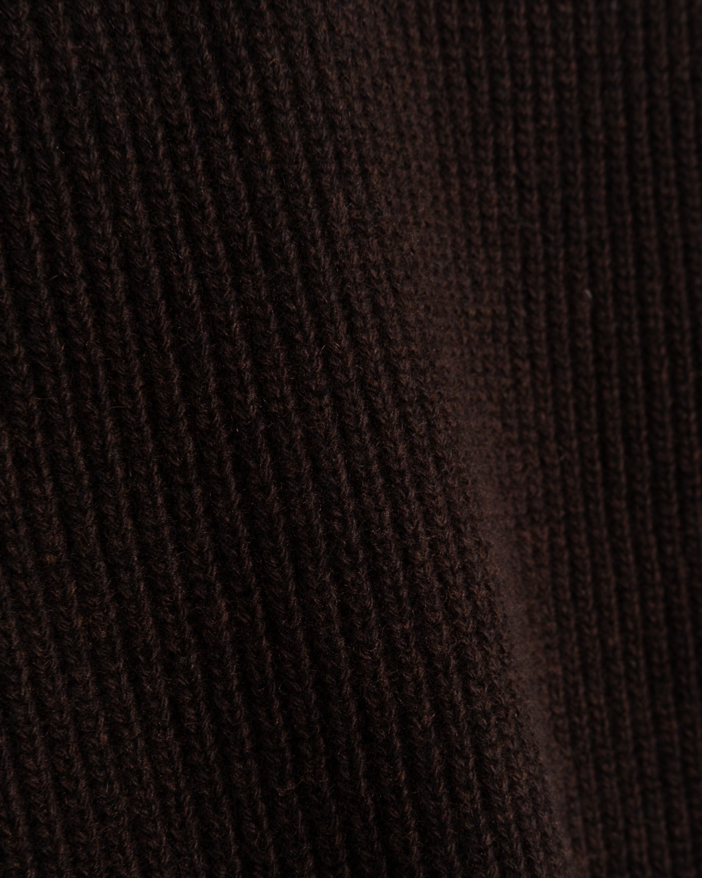 Gros plan sur la maille côtelée en laine mérinos couleur chocolat du pull Girls Of Dust chez Merci Paris