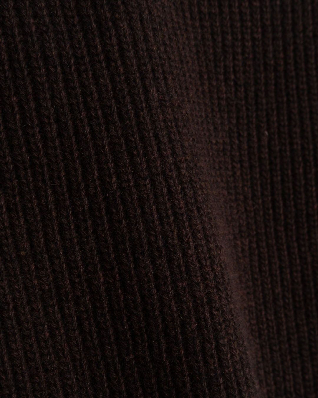 Gros plan sur la maille côtelée en laine mérinos couleur chocolat du pull Girls Of Dust chez Merci Paris