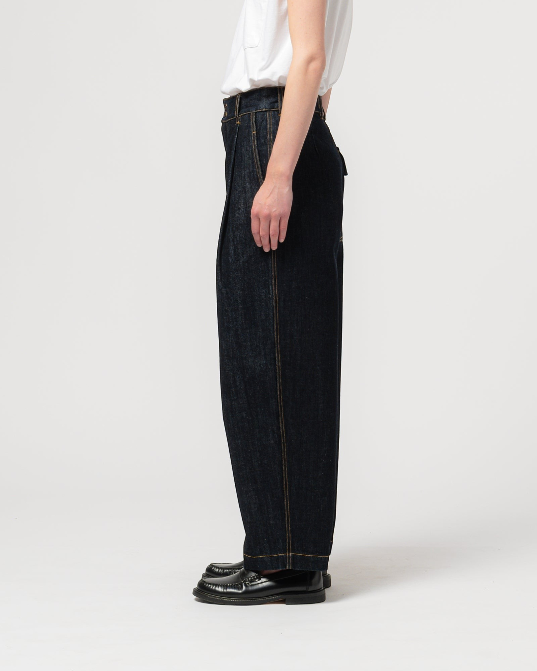 Pantalon British Worker Merci Paris par Girls Of Dust en coton biologique bleu marine, coupe ample et taille haute