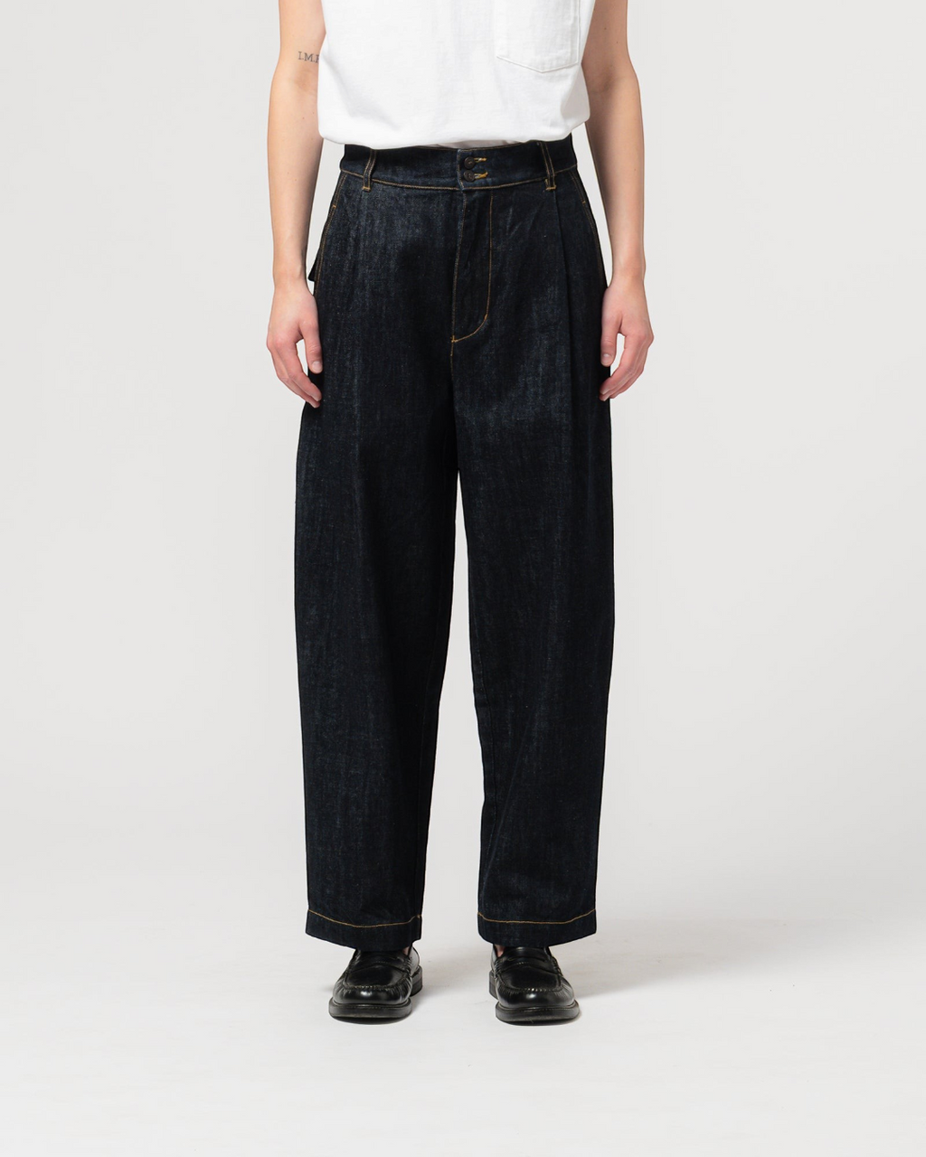 Pantalon British Worker Merci Paris en coton biologique bleu marine, coupe ample taille haute avec plis sur le devant