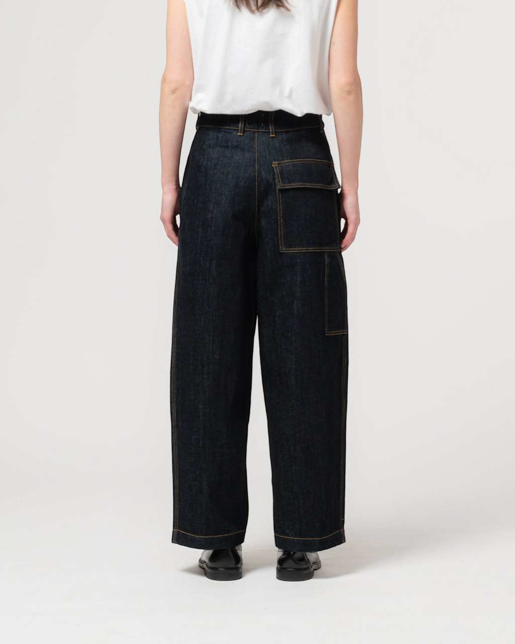 Pantalon British Worker Merci Paris en coton biologique bleu marine, coupe ample et taille haute, vue de dos