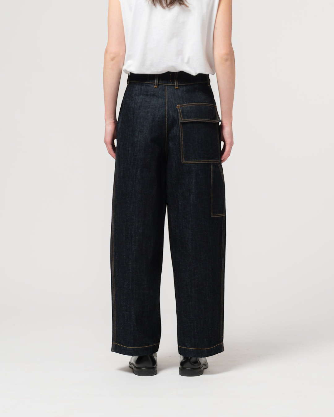 Pantalon British Worker Merci Paris en coton biologique bleu marine, coupe ample et taille haute, vue de dos