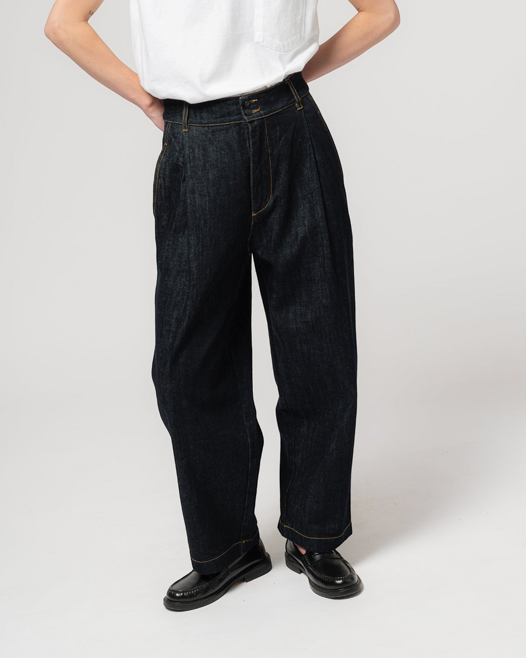 Pantalon British Worker Merci Paris par Girls Of Dust en coton biologique bleu marine à taille haute et jambe ample