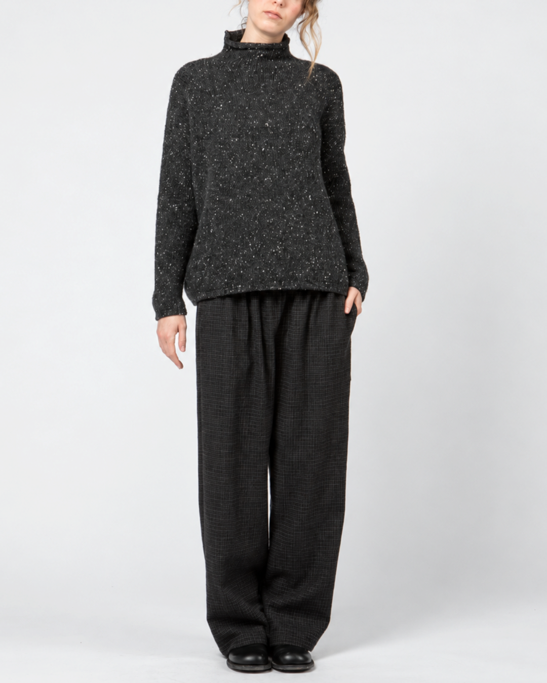 Pantalon large Merci Paris Apuntob bleu marine en laine à carreaux discrets porté par une femme
