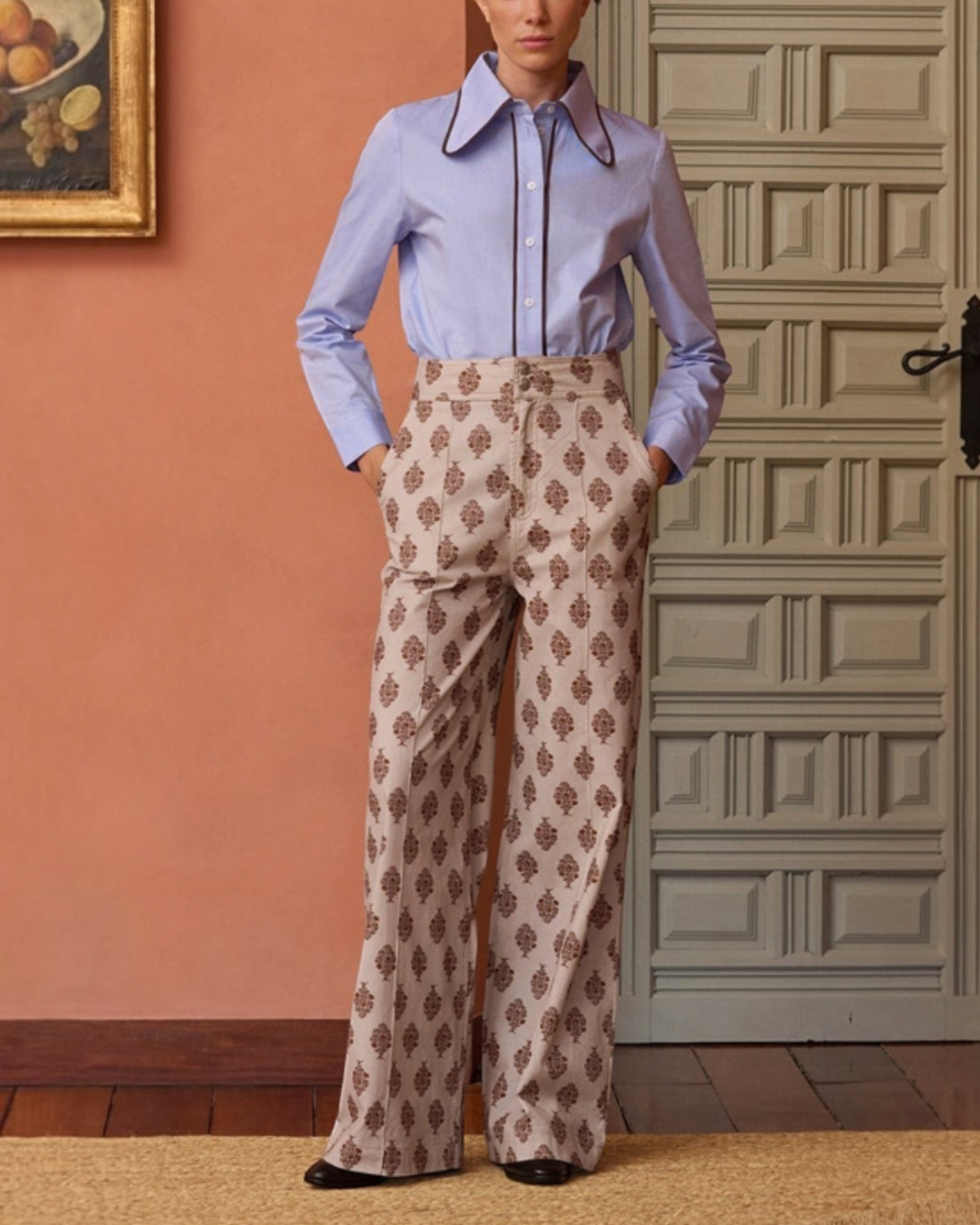 Modèle portant la chemise Merci Paris Maria De La Orden Ala bleu ciel avec col contrasté et pantalon à motifs