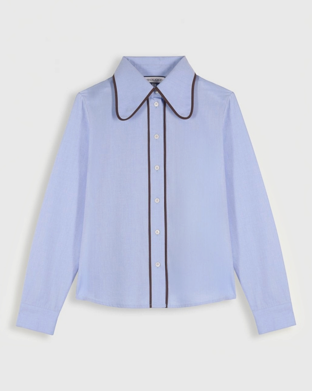 Chemise Merci Paris Maria De La Orden Ala bleu ciel avec col rétro arrondi et finitions contrastées foncées