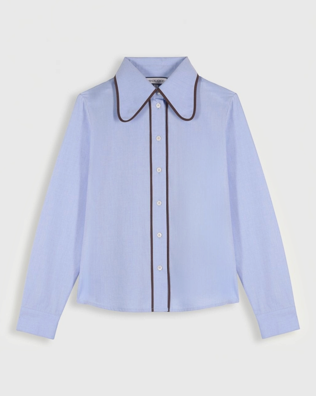 Chemise Merci Paris Maria De La Orden Ala bleu ciel avec col rétro arrondi et finitions contrastées foncées