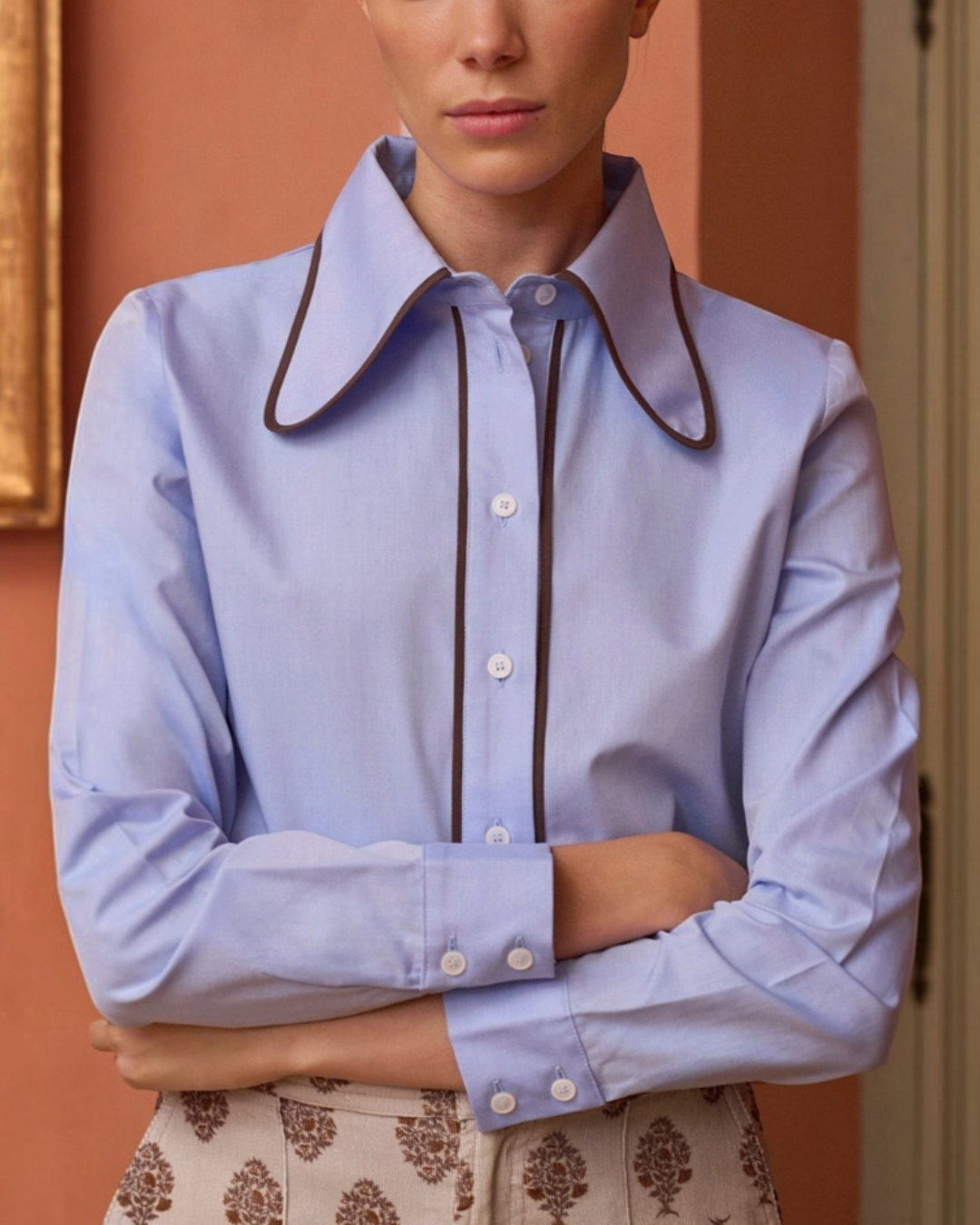 Chemise Merci Paris Maria De La Orden Ala bleu ciel avec col rétro arrondi et finitions contrastées marron