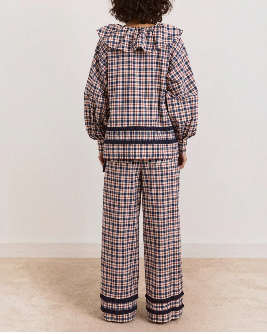 Vue arrière de l'ensemble pyjama Damson Madder Aletta à carreaux rouges et bleus avec col à volants en coton bio