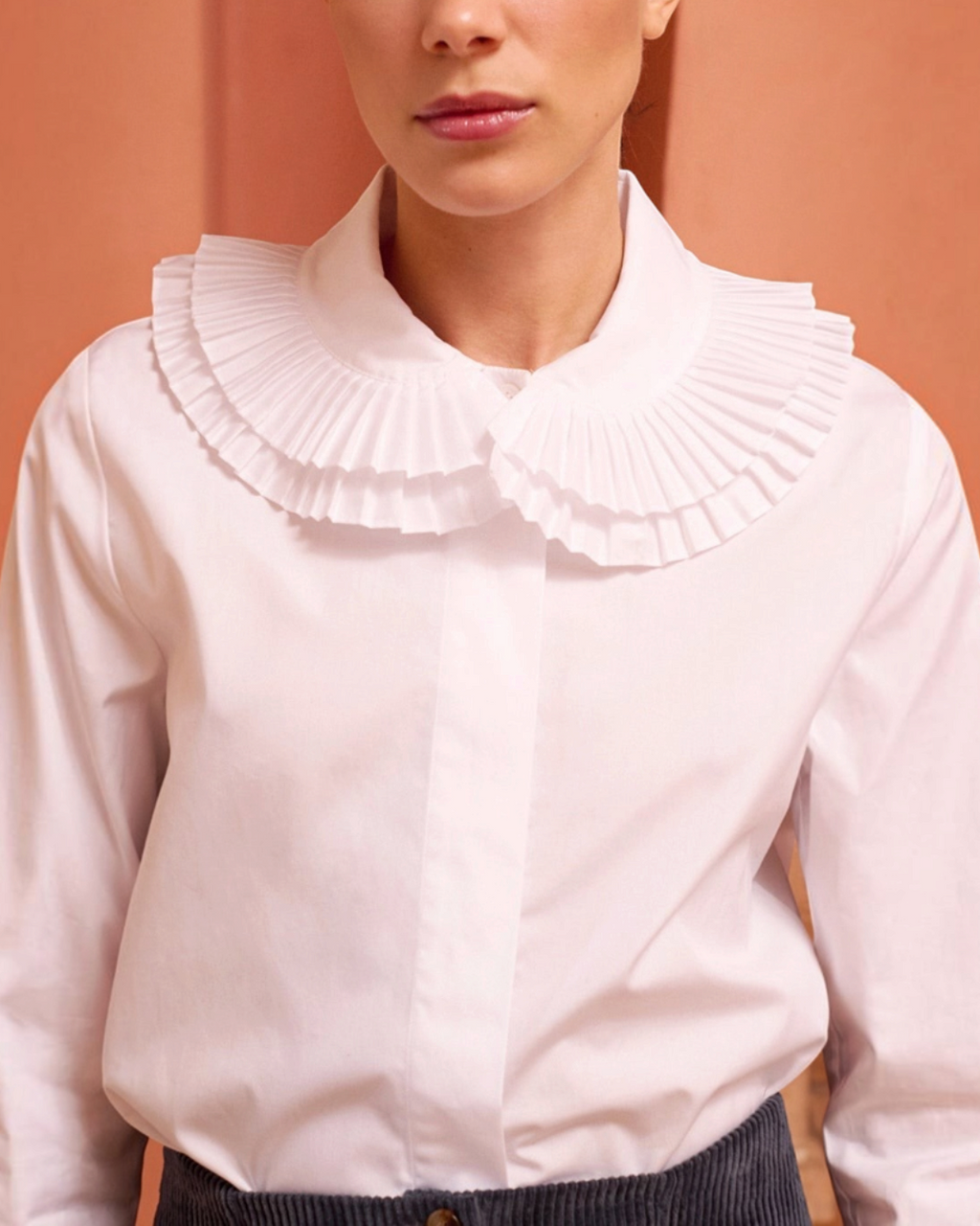 Chemise blanche Maria De La Orden Merci Paris avec col volanté plissé porté par une femme