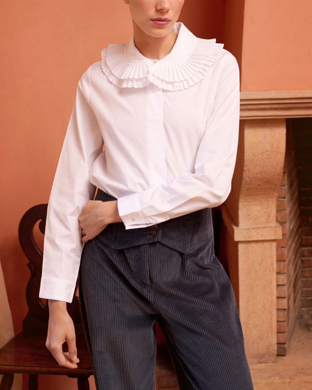 Chemise blanche Merci Paris Maria De La Orden avec col volanté plissé portée par une femme