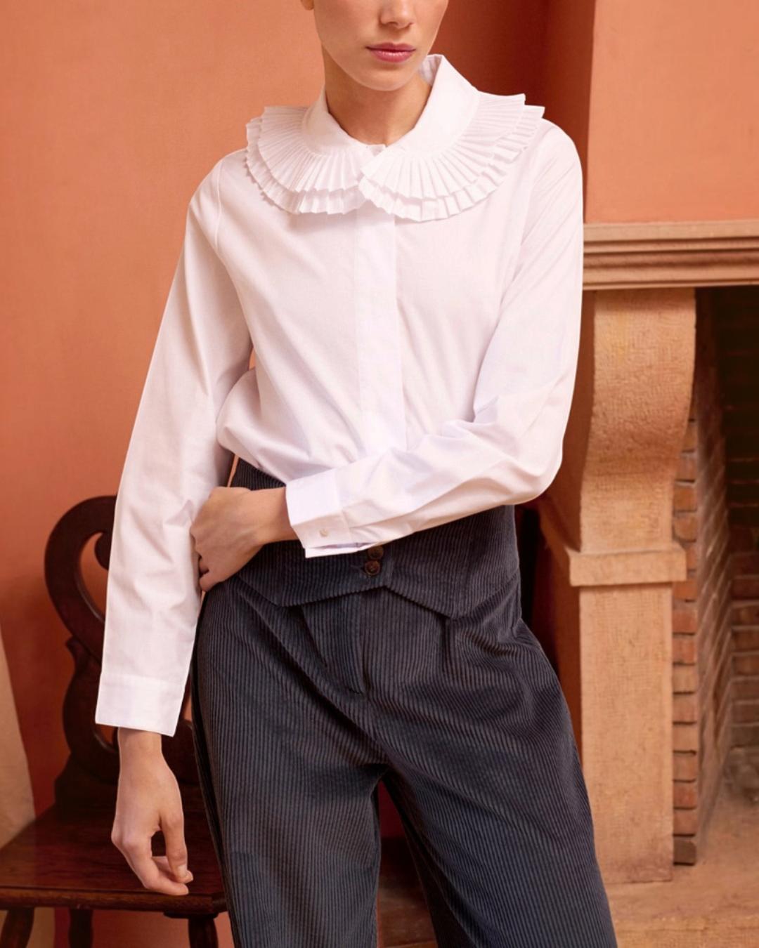 Chemise blanche Merci Paris Maria De La Orden avec col volanté plissé portée par une femme