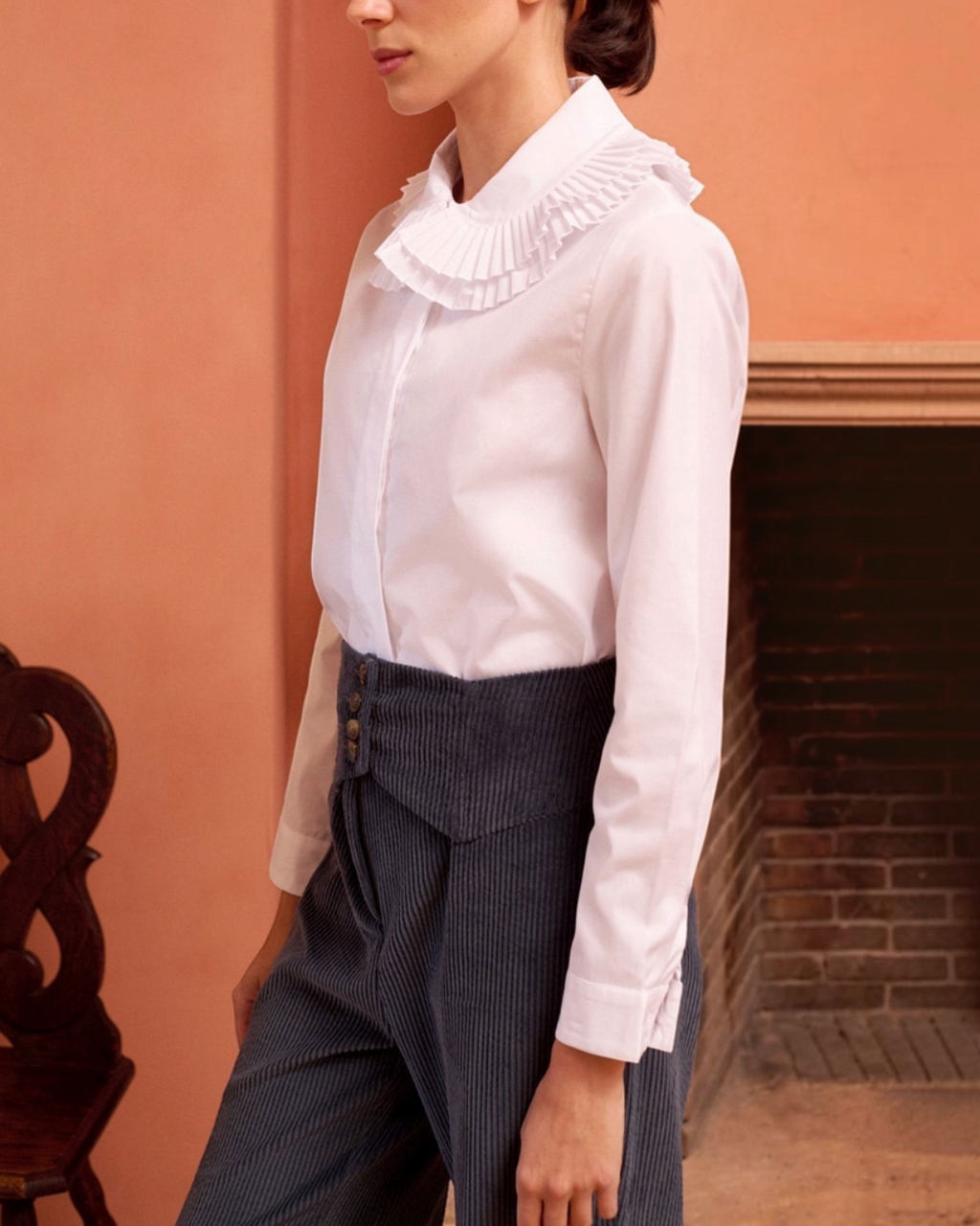 Chemise blanche Maria De La Orden chez Merci Paris avec col volanté élégant portée par une femme