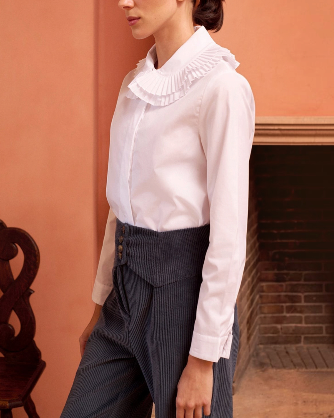Chemise blanche Maria De La Orden chez Merci Paris avec col volanté élégant portée par une femme