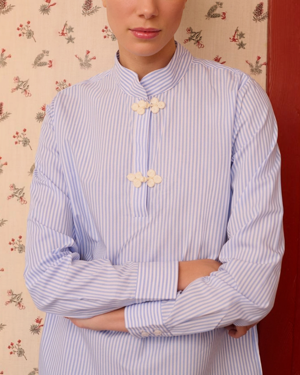 Chemise Merci Paris Maria De La Orden à rayures bleues, col officier et boutons décoratifs style brandebourg.