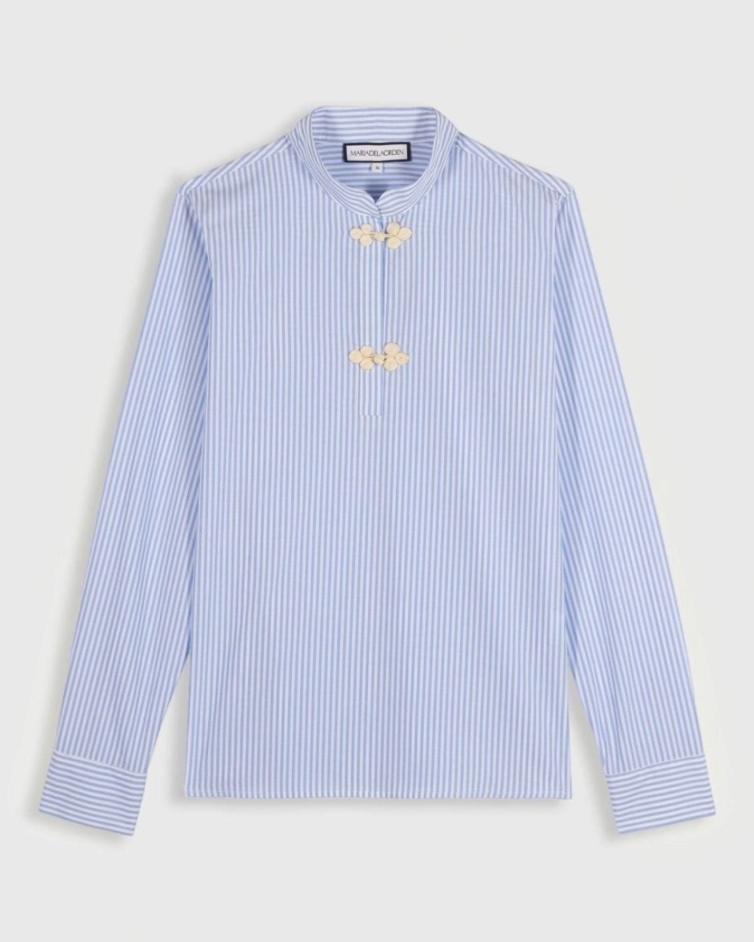 Chemise Merci Paris Maria De La Orden Blanca à rayures bleues et boutons décoratifs style brandebourg