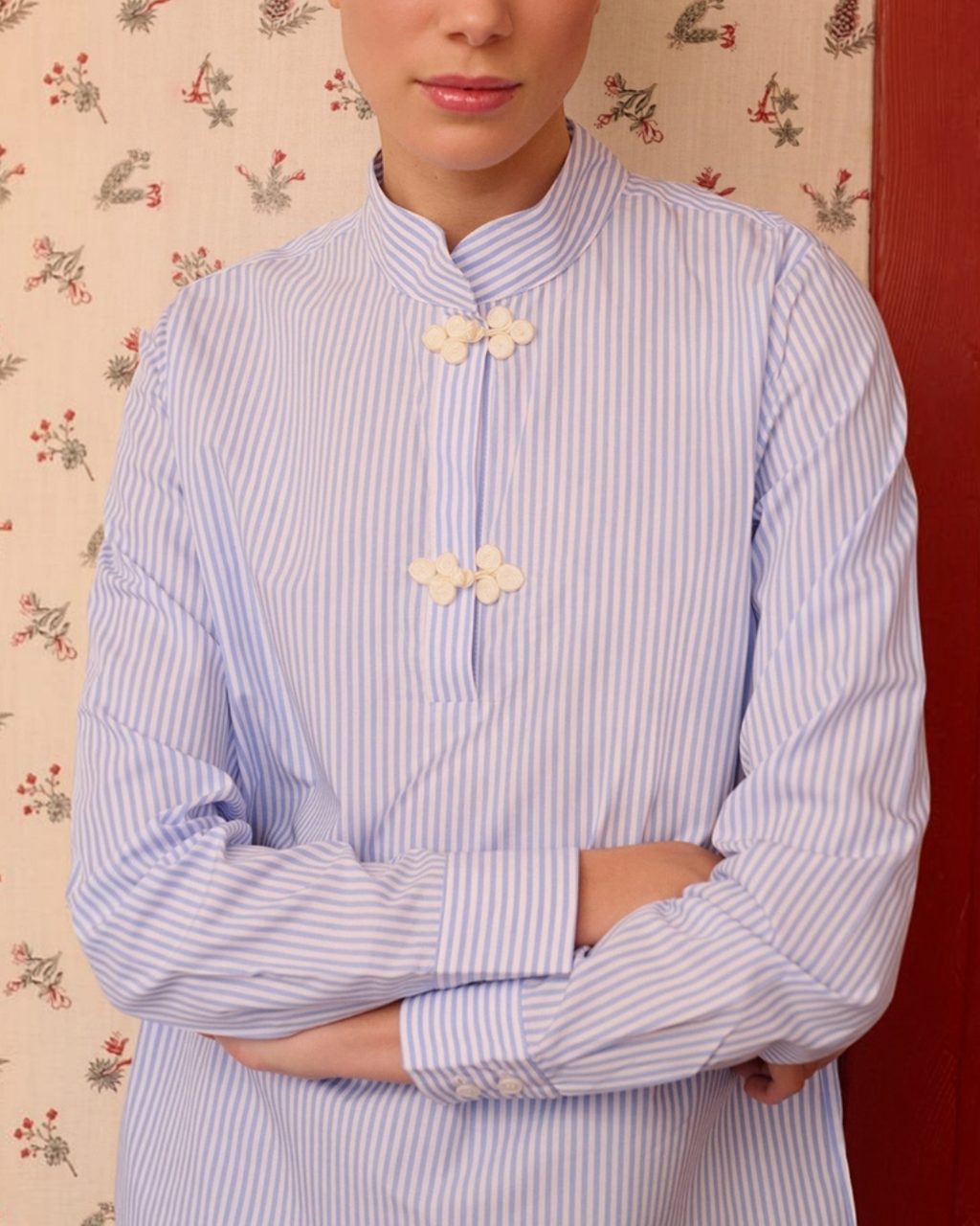 Chemise Merci Paris Maria De La Orden à rayures bleues avec boutons brandebourg blancs sur fond floral