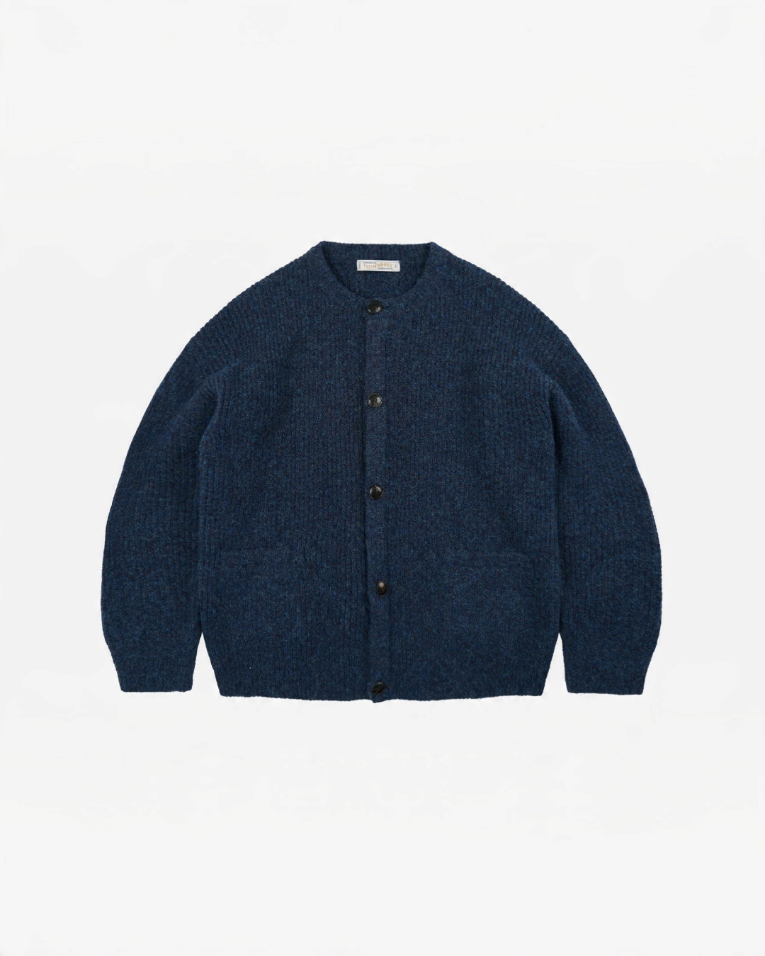 Cardigan Frizmworks bleu en maille de laine texturée avec col rond et boutons en corne, disponible chez Merci Paris