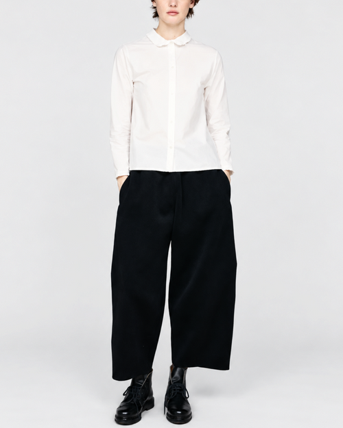 Modèle portant la chemise blanche ELEPH Happy en coton avec col volanté, disponible chez Merci Paris