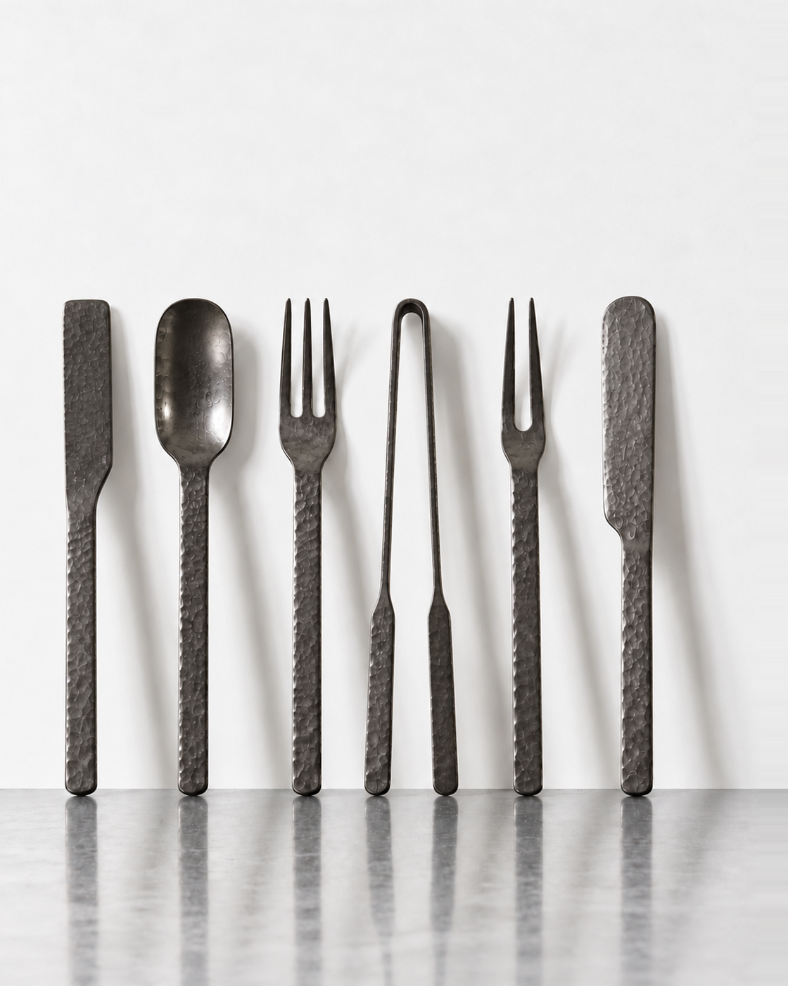 Couverts - La Nouvelle Table Anthracite — vue générale de tous les couverts sur fond clair