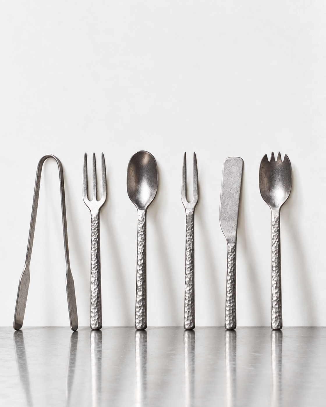 Couverts - La Nouvelle Table Stonewash — vue générale de tous les couverts sur fond clair
