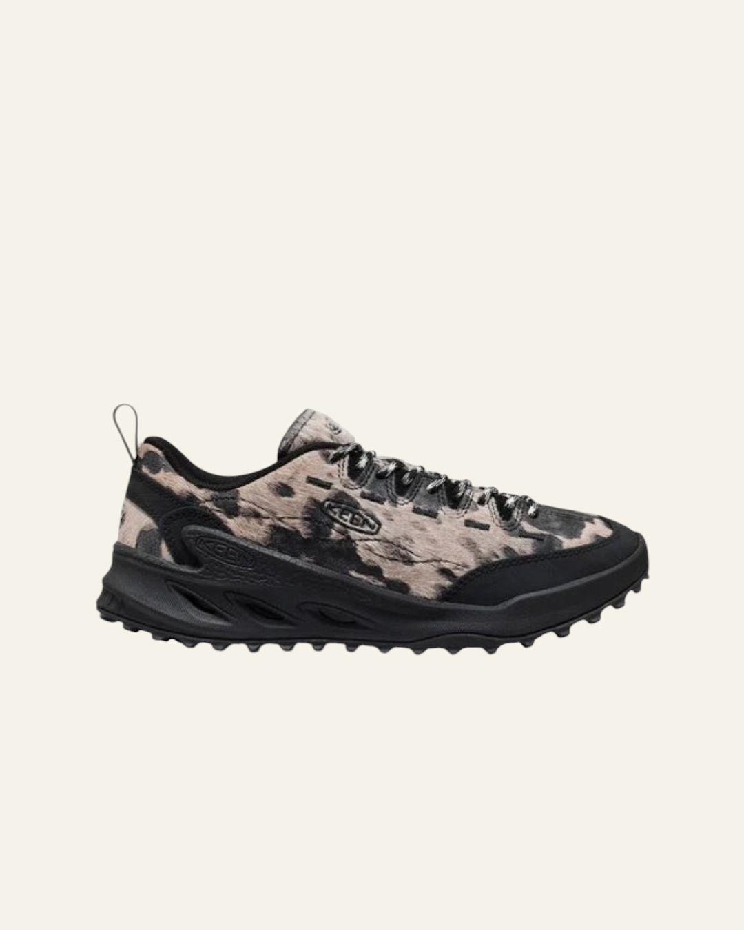 Baskets Keen Jasper Zionic Merci Paris en cuir noir et imprimé vache, chaussures hybrides robustes et confortables.