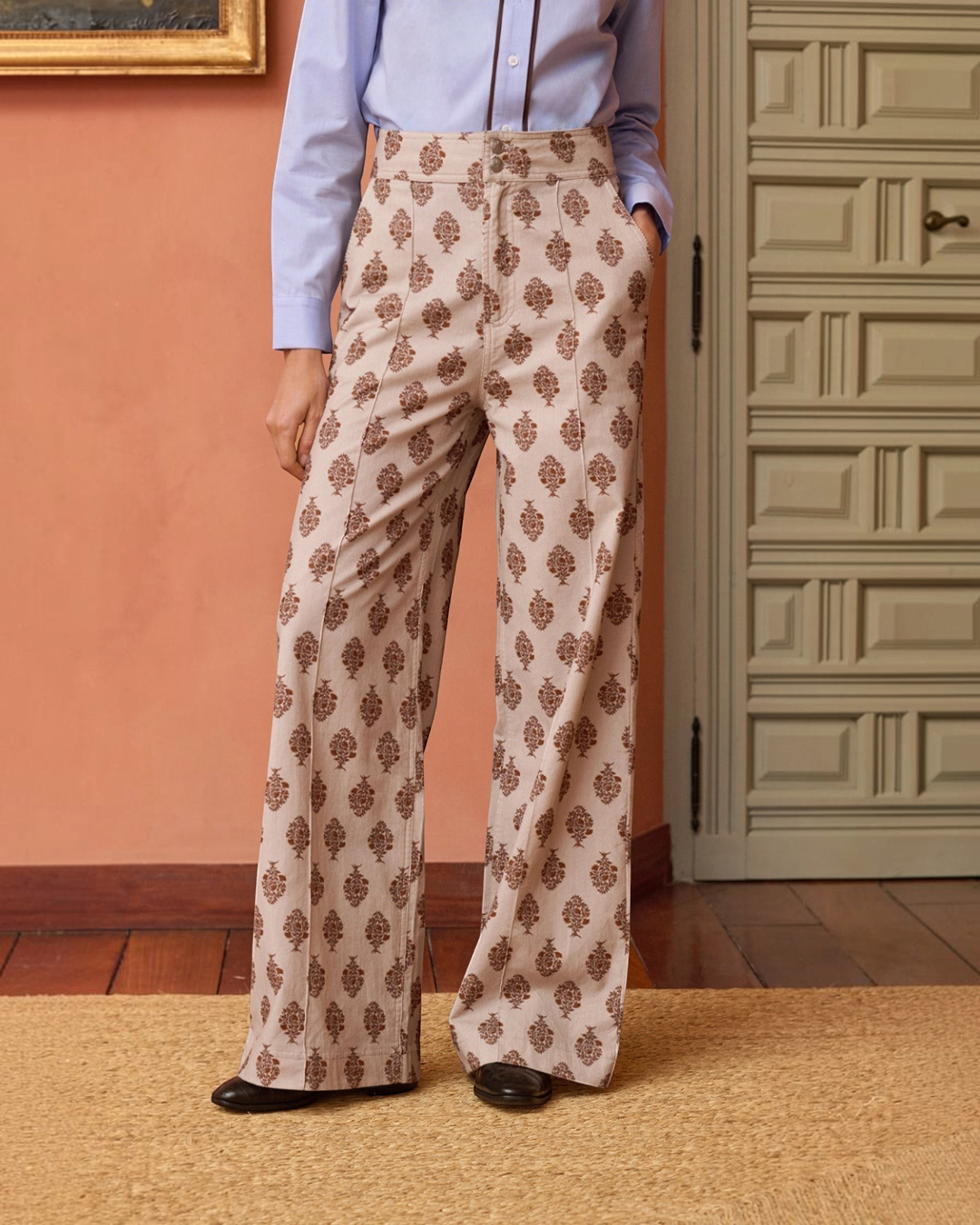 Pantalon Douglas beige Maria De La Orden avec motif floral marron, coupe structurée et taille haute chez Merci Paris