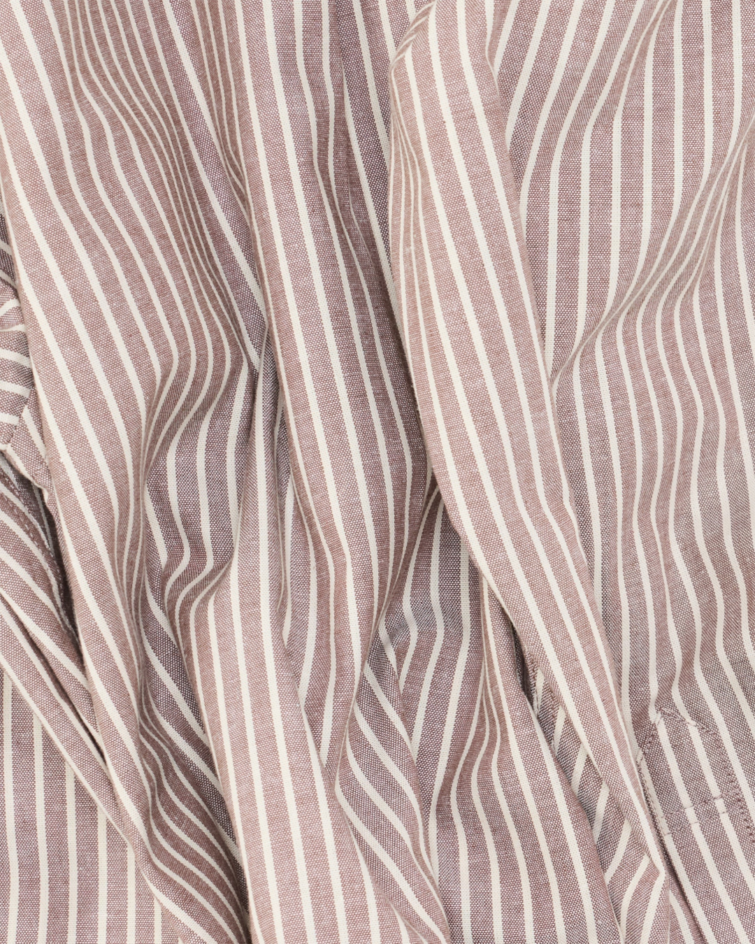 Gros plan sur le tissu en coton japonais à fines rayures marron et blanc de la chemise Office par Merci Paris