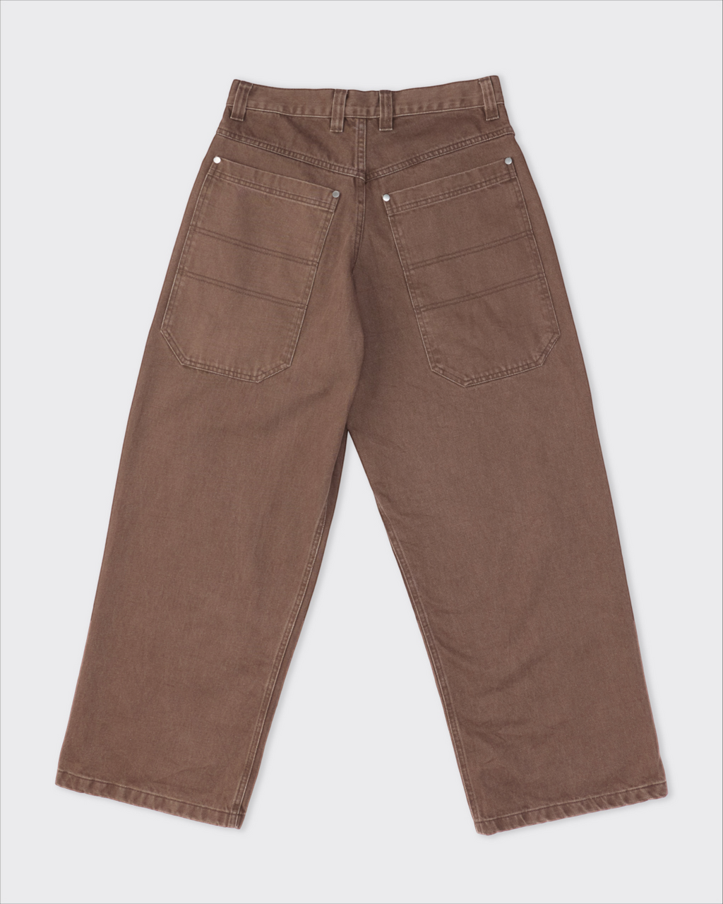 Jean Merci Paris Colbo en denim marron avec coupe droite et grandes poches arrière, vue arrière sur fond gris.