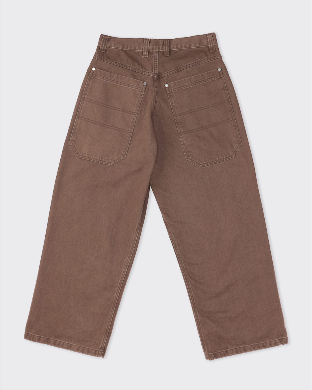 Jean Merci Paris Colbo en denim marron avec coupe droite et grandes poches arrière, vue arrière sur fond gris.