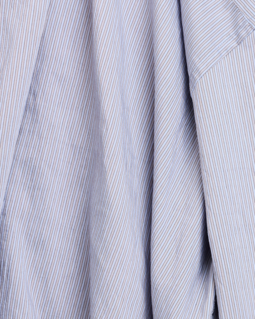 Gros plan sur le tissu rayé bleu et blanc de la chemise Merci Paris Colbo en mélange de lyocell et polyamide