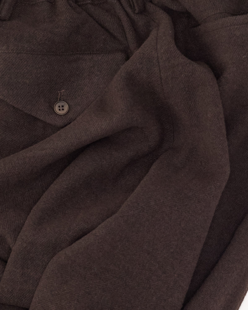 Gros plan sur le pantalon Camp Merci Paris en mélange de laine et cachemire prune foncé avec bouton en corozo